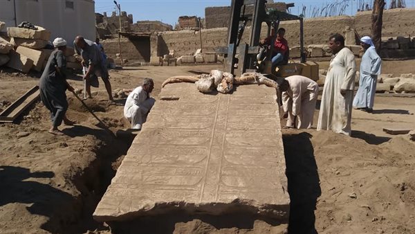 عمال تنقيب عن الآثار