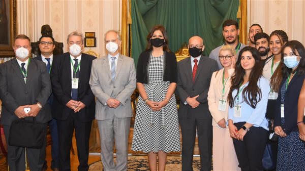 وزيرة الهجرة مع وفد