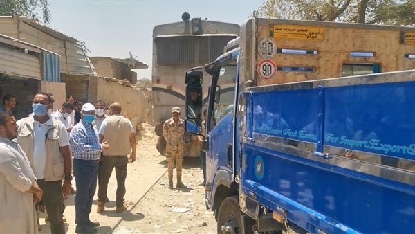 وزير النقل خلال الجولة