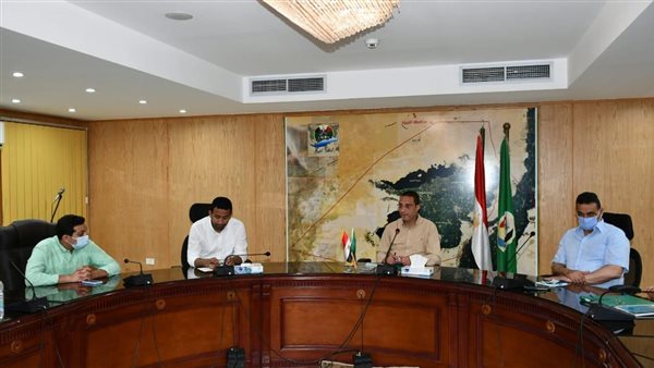 محافظ الفيوم يجتمع