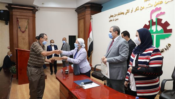 تسليم شهادات للمتدربين