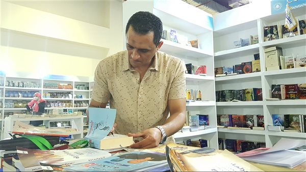 أثناء توقيع الكتاب