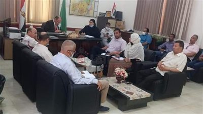 رئيس مدينة مغاغة يناقش استعدادات عيد الأضحى المبارك في المنيا