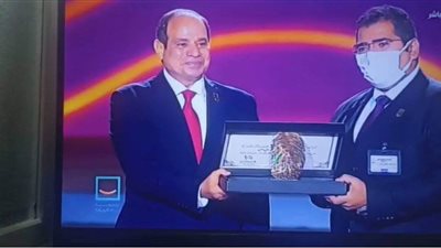 كرمهما الرئيس.. محافظ المنيا يهنئ موظفين بـ