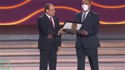  رئيس قرية السلام بالإسماعيلية يكشف سر تكريمه من الرئيس السيسي باستاد القاهرة