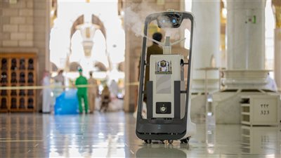 استخدام روبوتات لتعقيم المسجد النبوي في موسم الحج على مدار الـ 24 ساعة (صور)