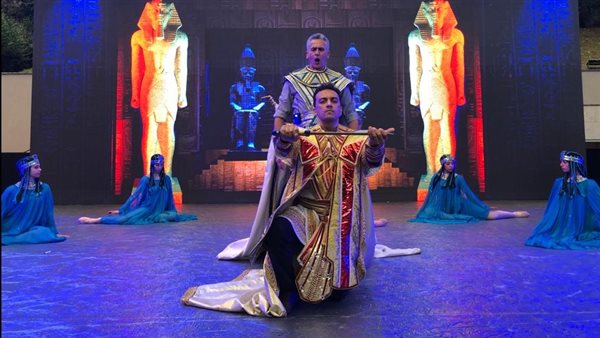 من بروفات العرض