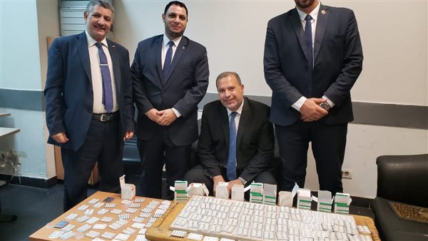 رجال الجمارك بمطار