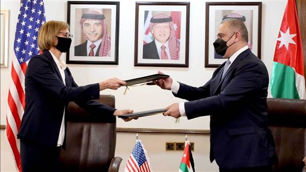 مراسم توقيع المنحة