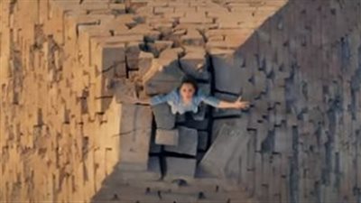 مؤرخ يطالب بفتح تحقيق عاجل في واقعة تصوير إعلان المطربة ساندي على سفح الهرم (صور)