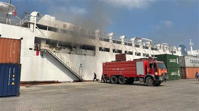 الدفاع المدني اللبناني يسيطر على حريق بسفينة في مرفأ بيروت (صور)