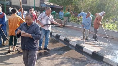 غسل وتطهير جميع الشوارع المحيطة بمسجد الإمام الحسين (صور)