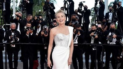 شارون ستون بفستان أبيض بسيط على السجادة الحمراء في ختام مهرجان كان (صور)