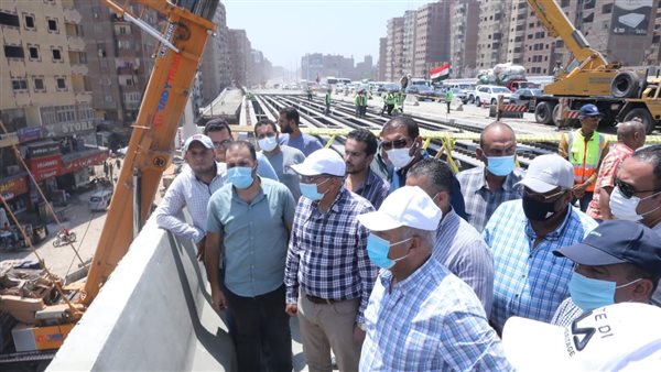 وزير النقل خلال الجولة