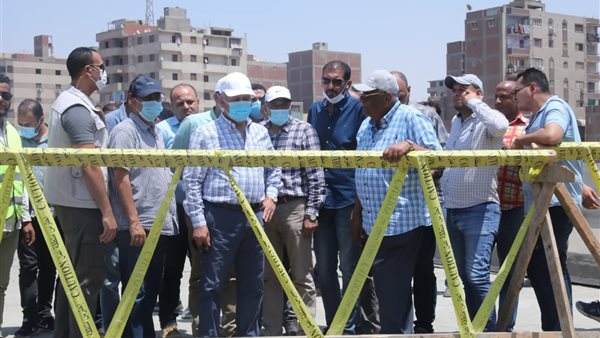 وزير النقل خلال الجولة