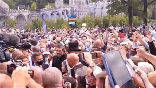 زيارة ماكرون للكنيسة