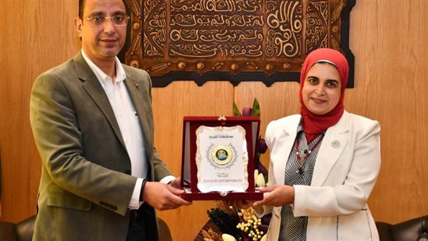 محافظ الفيوم يكرم