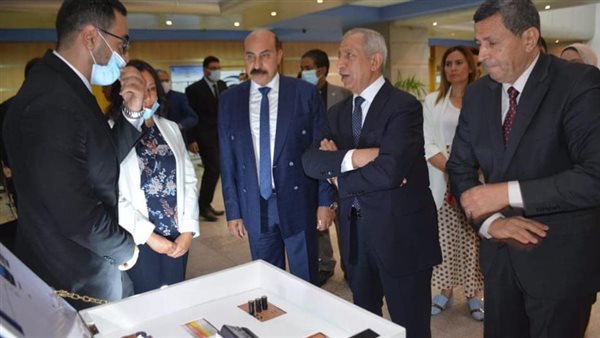 محافظ أسوان يستمع