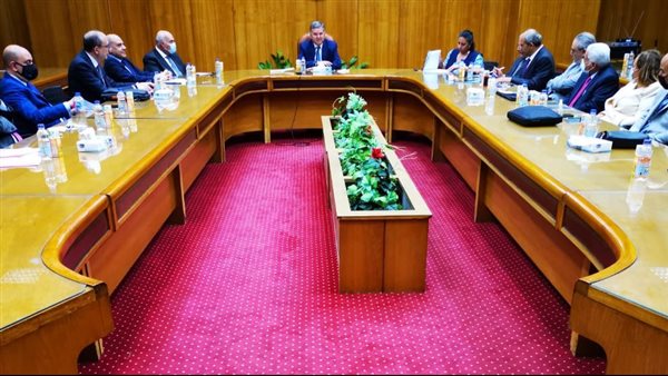 اجتماع وزير قطاع