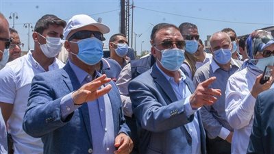 وزير النقل يوجه بوضع علامات لمسار القطار السريع في الصحراء 