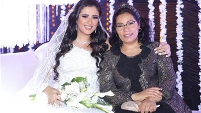 إيمان السيد تدعو بالشفاء لياسمين عبد العزيز: 