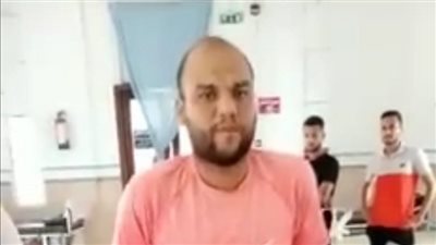 شريف الإنجليزي يبدأ رحلة العلاج الطبيعي بعد بتر قدمه (فيديو)