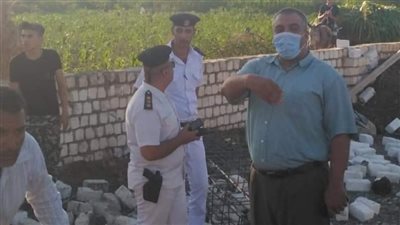 بمعاونة رجال الشرطة.. إزالة 8 حالات تعد على الأراضي الزراعية في الفيوم