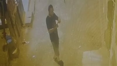 رجل يخلع ملابسه بالشارع أمام سيدة اعترضت على تجارته في المخدرات (فيديو)