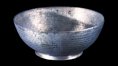 من المخازن لقاعات العرض.. عرض إناء فضي للملك بسوسنس الأول بالمتحف المصري بالتحرير