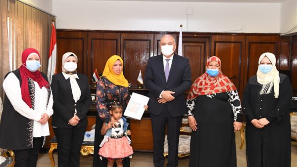 تسليم شهادة الميلاد