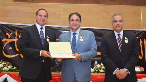 خلال تكريمات جامعة