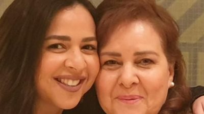 رسالة مؤثرة من إيمي سمير غانم لوالدتها دلال عبد العزيز: «بتعذب من غيرك»