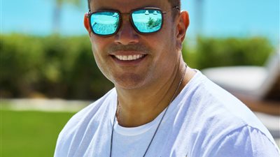 عمرو دياب يحتفل بأغنيته 