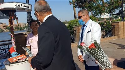 محافظ القليوبية يوزع الورود على الأطفال بكورنيش القناطر الخيرية 