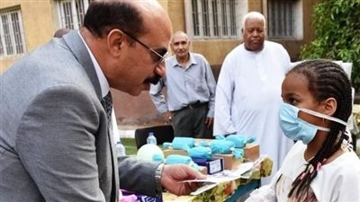 محافظ أسوان يوزع العيدية على الأطفال داخل دار الرعاية