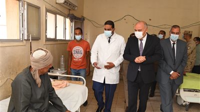 محافظ قنا يهنئ مرضى مستشفى نجع حمادي العام بمناسبة عيد الأضحى المبارك