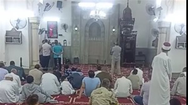 توافد المواطنين لصلاة