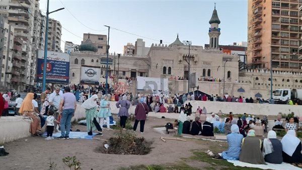 الآلاف يؤدون صلاة