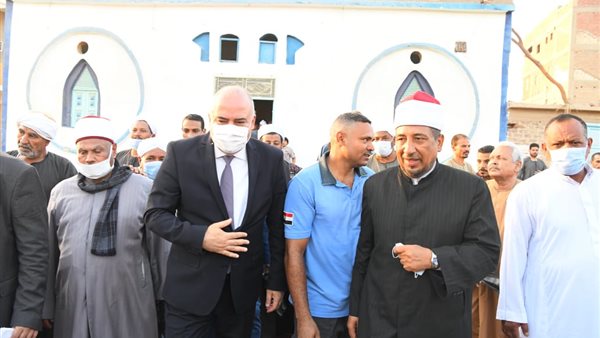 محافظ قنا خلال صلاة