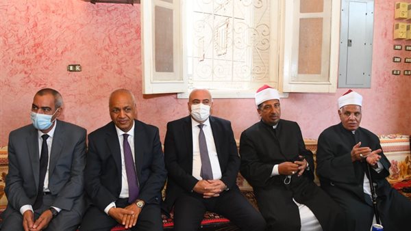 محافظ قنا أثناء تقدم