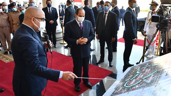 السيسي يستمع إلى