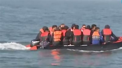 سفينة حربية فرنسية تنقذ مهاجرين غير شرعيين فارين من الحروب وتعيدهم لبريطانيا (صور وفيديو)