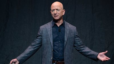 الثانية من نوعها في 10 أيام.. جيف بيزوس يزور الفضاء برحلة سريعة