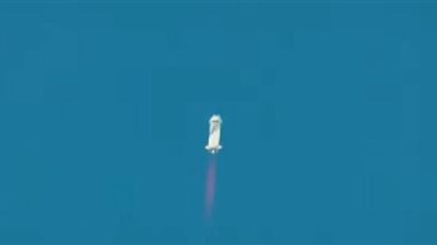 شاهد.. نجاح رحلة فضائية تحمل الملياردير جيف بيزوس (فيديو) 