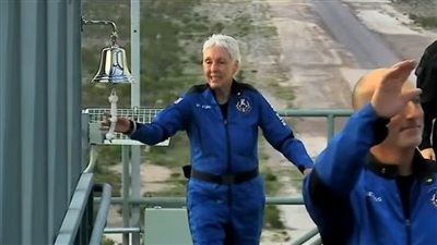 انطلاق سيدة إنجليزية تبلغ من العمر 82 عاما للفضاء