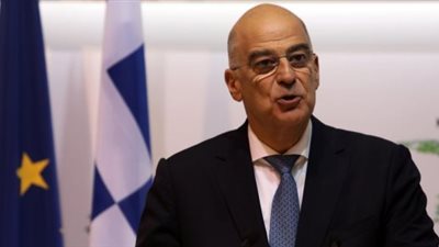 حكومة منتهية الولاية.. وزير خارجية اليونان يرفض النزول من طائرته في ليبيا ويغادر البلاد