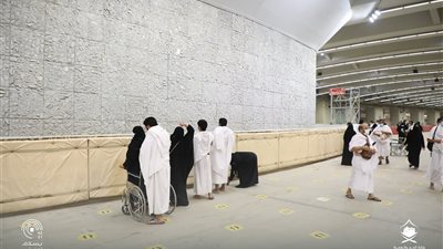 حجاج بيت الله ينتهون من رمي جمرة العقبة الأولى (صور)