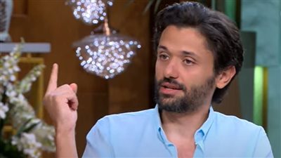 كريم محمود عبد العزيز يحكي موقفا غريبا: رأيت والدي بعد وفاته وتحدثت معه ولا أفهم كيف حدث ذلك! (فيديو)