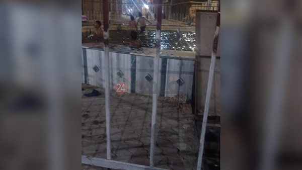 الأطفال داخل نافورة