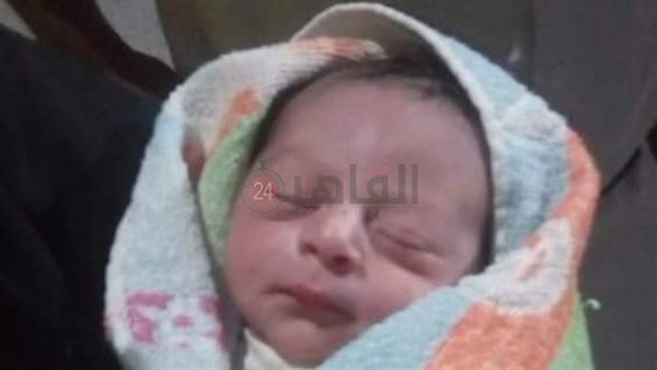 طفلة حديثة الولادة